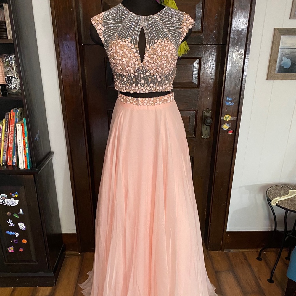 Blush Prom by Alexia. Style 5513R. Size 4 NWT
